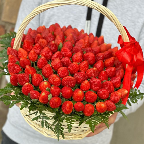 Корзина с клубникой и флористической зеленью
